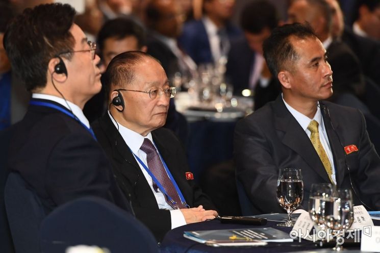 [포토] 하토야마 전 총리 기조연설 듣는 리종혁 부위원