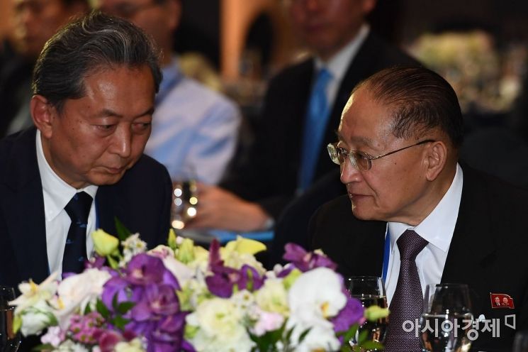 [포토] 의견 나누는 하토야마 전 총리-리종혁 부위원장