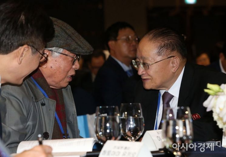 [포토]대화하는 리종혁 부위원장-한완상 임시정부수흡 100주년위원장 