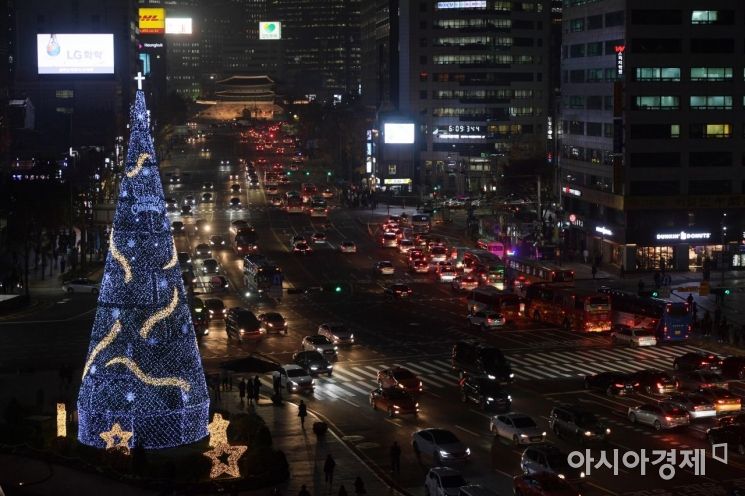 [포토]도심 속 크리스마스 트리 '반짝반짝'
