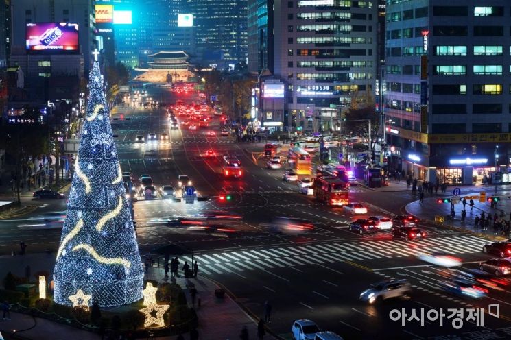 [포토]서울광장에 불밝힌 성탄 트리