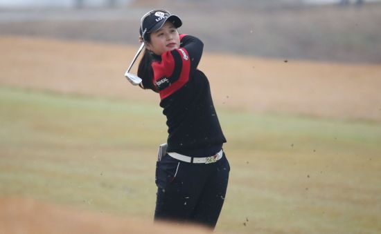 최혜진 3타 차 선두 "왕중왕전 2연패 GO~"