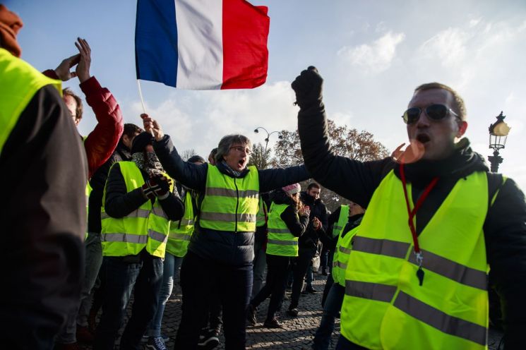 프랑스 유류세 인상 항의 시위…로터리 1천여곳 봉쇄