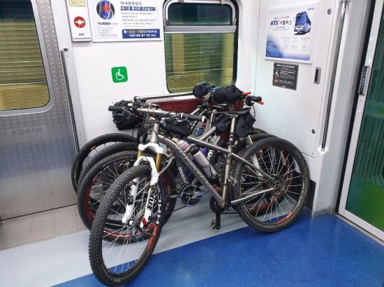 주말 지하철은 ‘자전거족’에 몸살