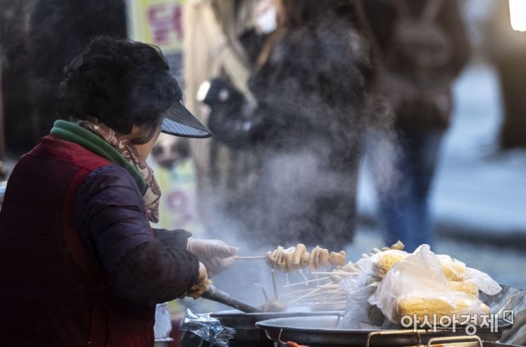 "미세먼지 범벅 튀김·토스트 누가 사먹겠냐"…상인들 뿌연 하늘·정부 원망