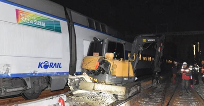 19일 서울역으로 진입하던 KTX 열차가 포크레인과 충돌하는 사고가 발생했다./사진=용산소방서 제공