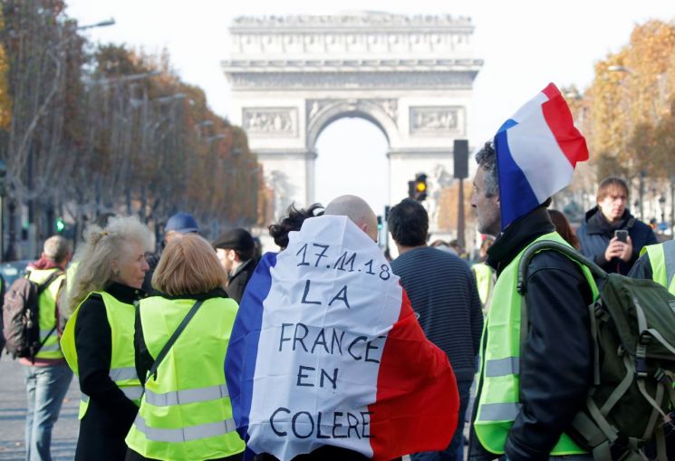 프랑스 전역 유류세 인상 반대 시위…'1명 숨지고 409명 부상'