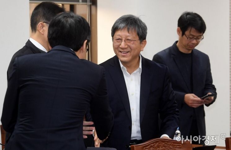 [포토] 참석자들과 인사하는 김유선 금융산업위원장