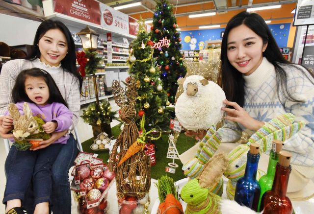 19일 서울 등촌동 홈플러스강서점에서 모델들이 크리스마스 장식 용품들을 선보이고 있다.