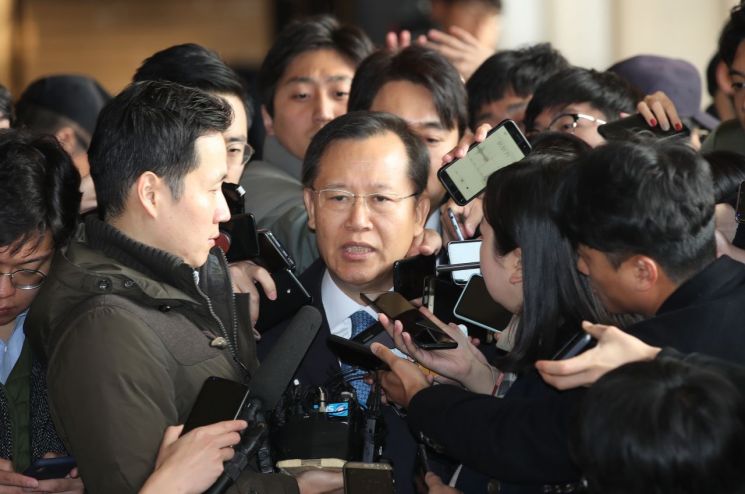 박병대 전 대법관 검찰 출석…"저는 사심 없이 일했다"