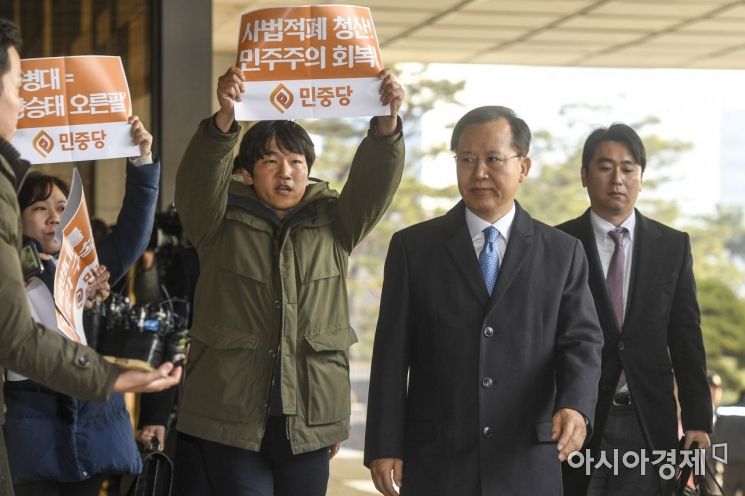 [포토] 검찰 들어서는 박병대 전 대법관