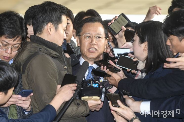 [포토] 취재진 질문에 답하는 박병대 전 대법관