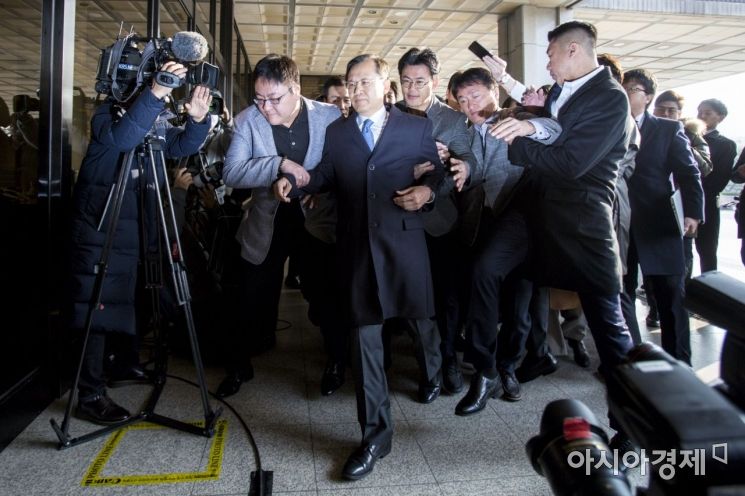 [포토] 황급히 검찰 들어서는 박병대 전 대법관