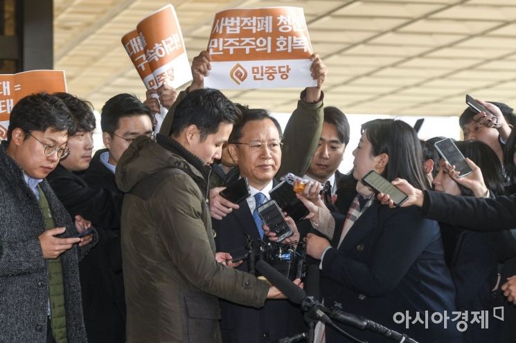 [포토] 취재진 질문 받는 박병대 전 대법관