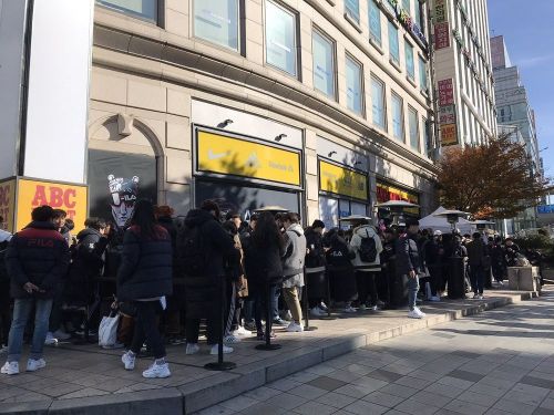 지난 17일 인천 ABC마트 간석점 앞에 휠라 제품을 사기 위해 줄을 선 사람들