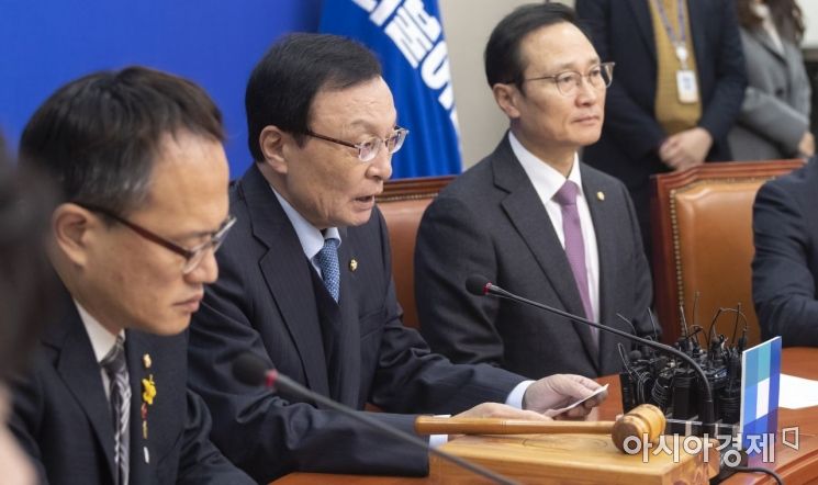 與 "예산 법정시한 2주 앞…野, 예산소위 구성 협조해야"