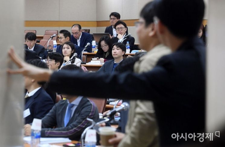 [포토] 회의 시작 기다리는 법관들