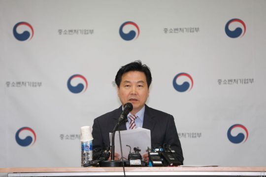 홍종학 "사업 20% 일자리 우수기업에 우선지원"