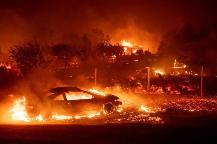 "최악의 캘리포니아 산불, 아직 반도 안 지났다"