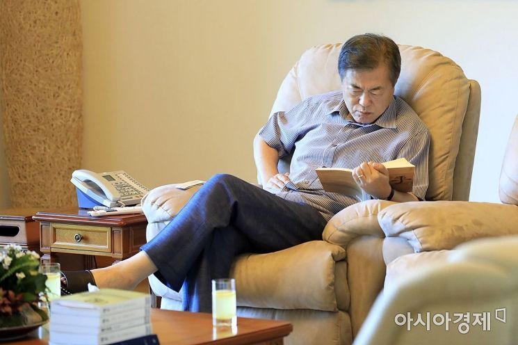 문 대통령이 지난 8월 휴가지인 충남 계룡대의 휴양시설에서 독서를 하고 있다.  사진=청와대