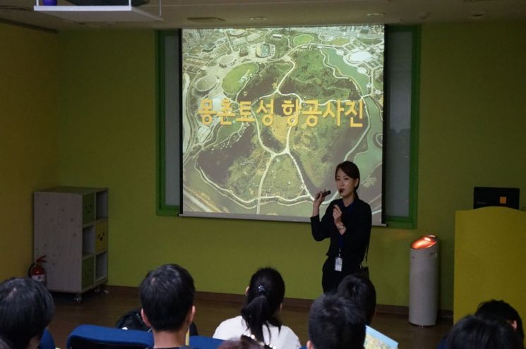 서울시 뉴딜일자리 박물관 학예전문가 양성사업에 참여하고 있는 김윤경(26)씨가 학생들을 대상으로 몽촌토성에 대해 설명하고 있다. (사진=본인 제공)