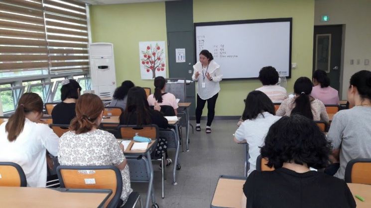 서울시 뉴딜일자리 한국어강사 양성사업에 참여하고 있는 민정규(39)씨가 외국인들에게 한국어를 가르치고 있다. (사진=본인 제공)