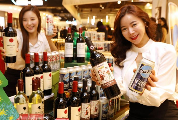 19일 오전 롯데백화점 잠실점 행사장에서 모델들이 ‘롯데 주류 페스타’에서 선보이는 다양한 와인과 맥주를 소개하는 모습.