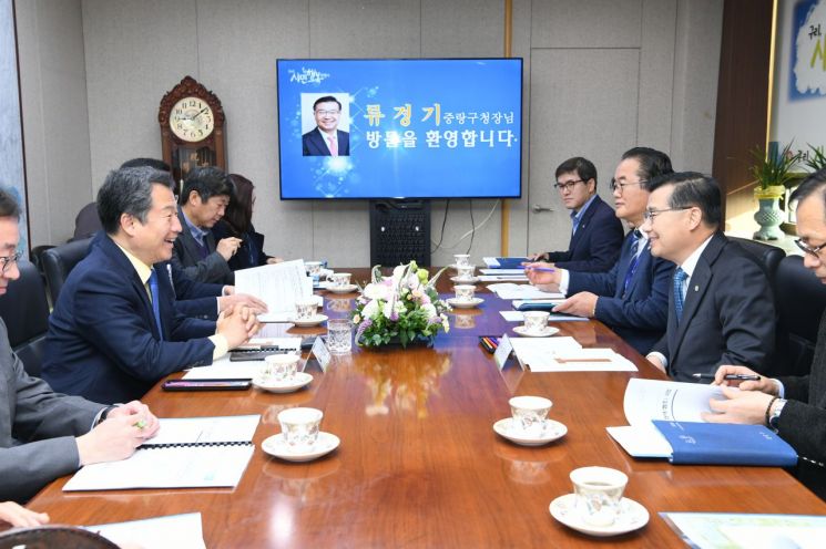 류경기 중랑구청장,안승남 구리시장 찾아 공동 현안 논의