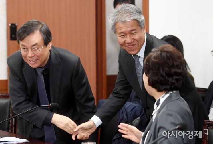 [포토] 참석자들과 인사하는 김수현 정책실장