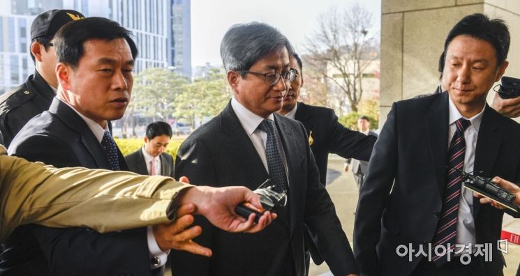 [포토]취재진에게 질문 받는 김명수 대법원장