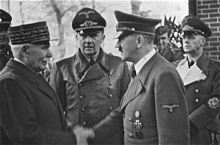 페텡(왼쪽)과 히틀러(오른쪽)이 만나 악수하는 모습. 페텡은 1940년 6월, 프랑스가 6주만에 나치독일에 함락되자 프랑스로 복귀, 괴뢰정권인 비시 프랑스의 수뇌가 되면서 매국노란 평가를 받게 됐다.(사진=위키피디아)