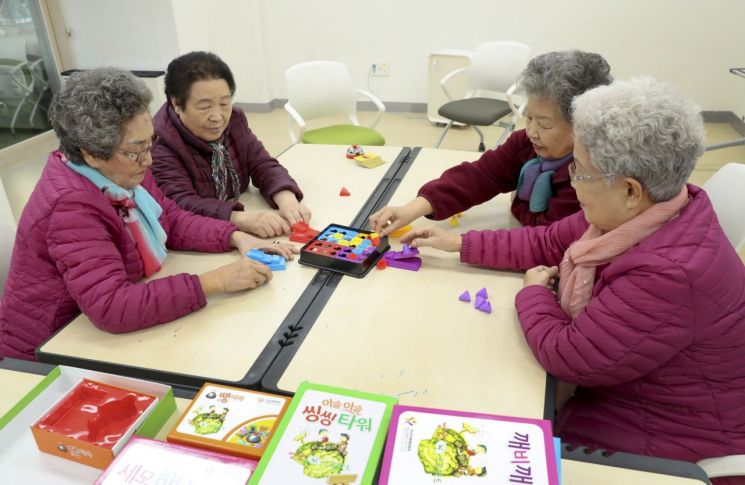 '커뮤니티케어' 내년 6월부터…노인 집수리·방문의료 본격화
