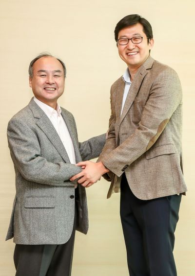 손정의 소프트뱅크 회장(왼쪽)과 김범석 쿠팡 대표(오른쪽)