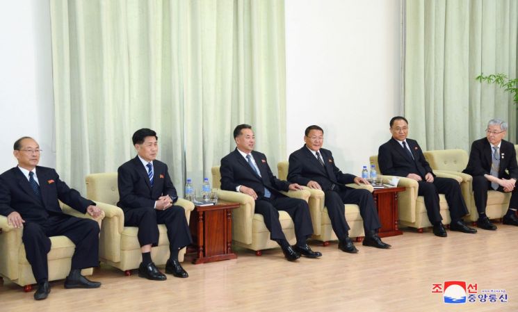 리룡남 북한 내각부총리(가운데 왼쪽)가 지난 9월18일 남측의 특별수행원인 경제계 인사들을 만났다고 같은 달 19일 조선중앙통신이 보도했다. [이미지출처=연합뉴스]