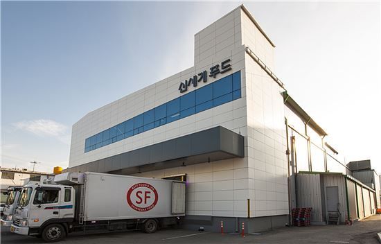 냉동피자 쏟아내는 오산2공장 가동…신세계, 제조 매출액 30%↑(종합)