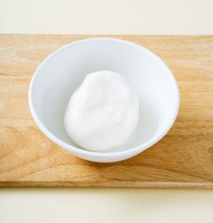 3. 반죽이 어느 정도 뭉쳐지면 녹인 버터를 넣고 한 번 더 반죽한다. 말랑말랑해지면 한 덩어리로 뭉쳐 비닐에 넣어 냉장고에서 30분 정도 휴지시킨다.