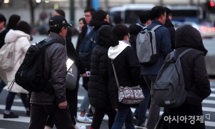 [포토] 쌀쌀한 날씨에 발걸음 재촉하는 시민들