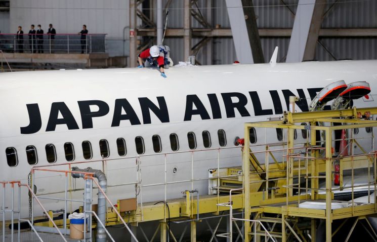 ‘음주논란’ 일본항공, 이번엔 초과예약으로 결항…400명 발 묶여