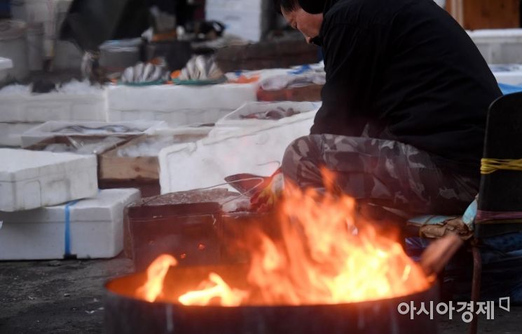 [포토] 모닥불 피워놓은 새벽시장 상인들