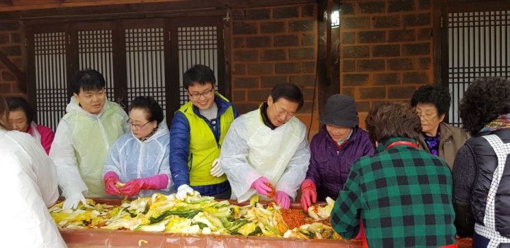 지난 21일 NH농협카드 임직원 봉사단과 경기도 파주 초리골마을 주민들이 김장 일손돕기 행사를 열고 있다. 사진=농협카드 제공