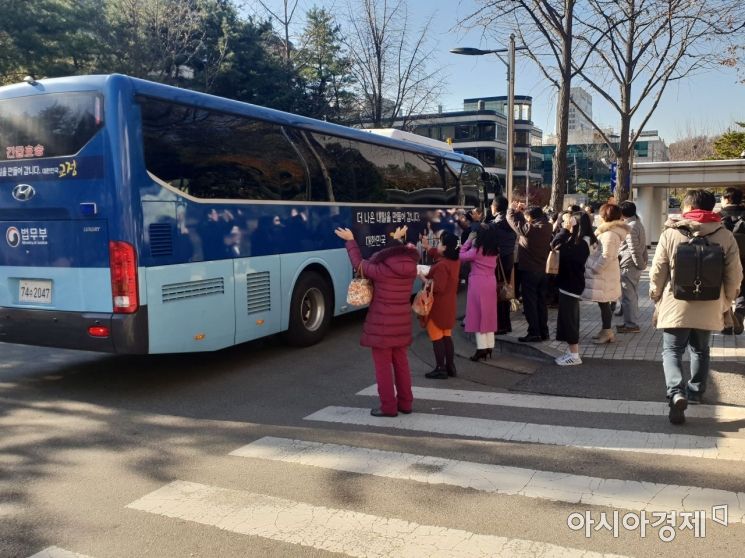22일 징역 15년을 선고받은 이재록 만민중앙성결교회 목사가 탄 호송차가 구치소로 향하고 있다. 만민교회 신도들은 호송차를 바라보며 손을 흔들고 있다./이기민 기자 victor.lee@