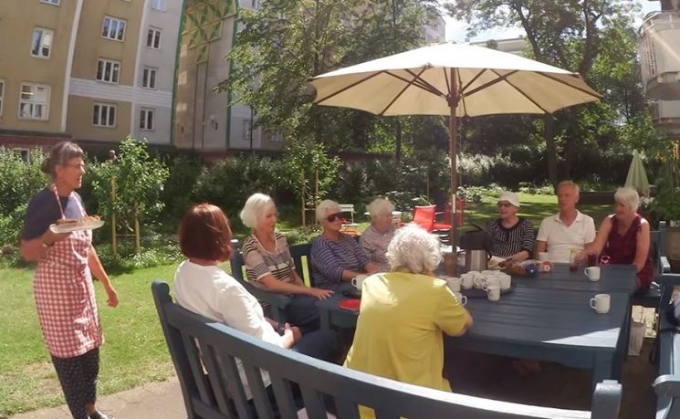 덴마크 코펜하겐의 시니어 코하우징에서 생활하는 노인들의 모습. [사진=유튜브 화면캡처]