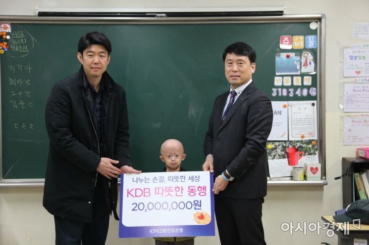 한기원 산업은행 사회공헌단장(오른쪽)은 22일 소아조로증으로 투병중인 홍원기군에게 치료비로 2000만원의 후원금을 전달했다.
