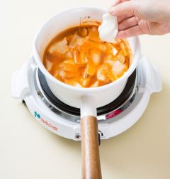 4. 감자와 양파를 넣고 중불로 3분 정도 끓인후 수제비 반죽을 납작하게 떼어 넣는다. 대파를 넣고 참치한스푼과 소금을 넣어 간을 맞춘 다음 한소끔 끓인다.