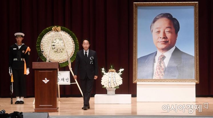 [포토] 헌화하는 YS 차남 김현철