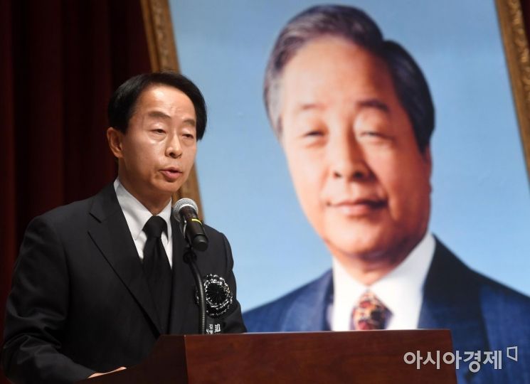 22일 국립서울현충원 현충관에서 열린 김영삼 전 대통령 서거 3주기 추모식에서 김 전 대통령의 차남 김현철 씨가 유족인사를 하고 있다./김현민 기자 kimhyun81@