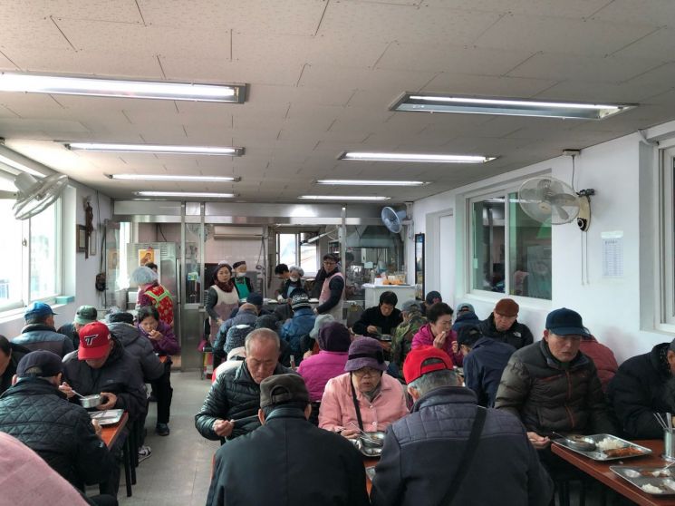 [포토]중랑구사회복지협의회 노숙인·어르신들께 따뜻한 점심 배식