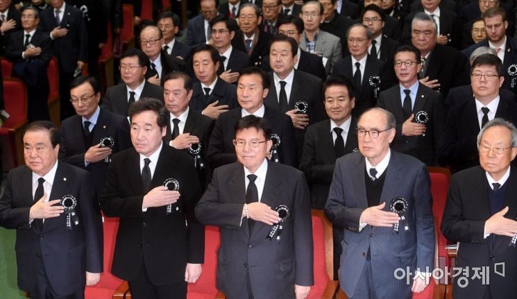 [포토] 국민의례하는 참석자들