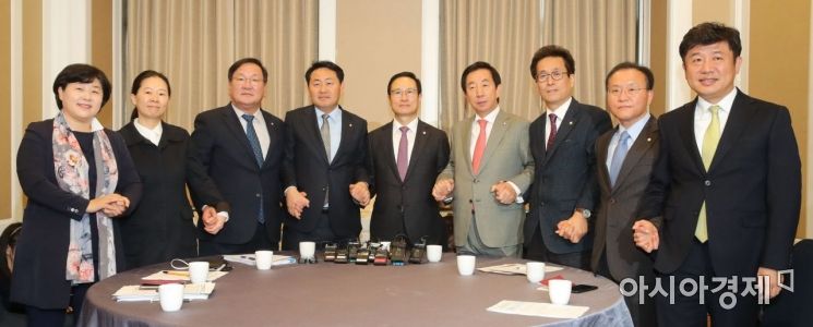[포토] 손 맞잡은 여야 원내지도부