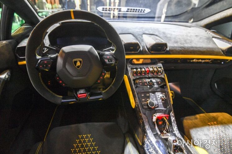 [포토]람보르기니 우라칸 퍼포만테 운전석